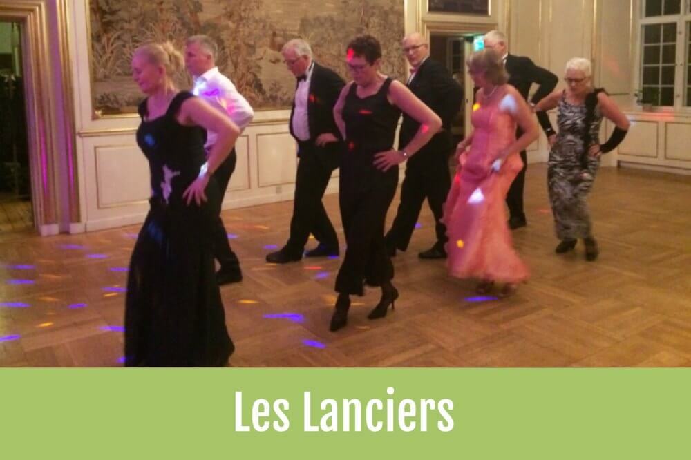 Personer der danser lancier til fest i selskabssal